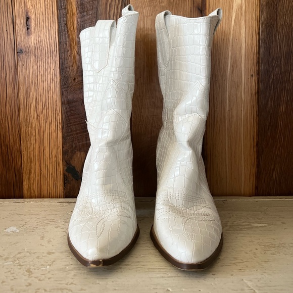 JustFab Jessie James Decker White “Crocodile” Booties - Picture 2 of 7